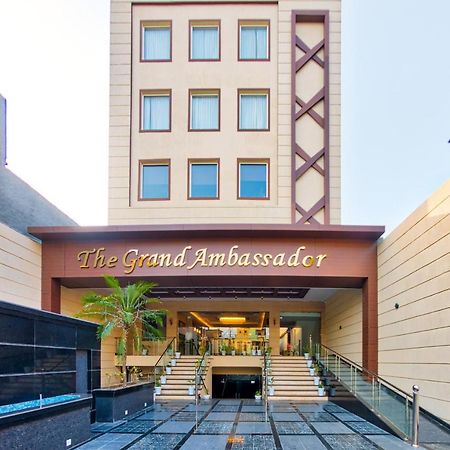 The Grand Ambassador Hotel Phagwāra Екстериор снимка