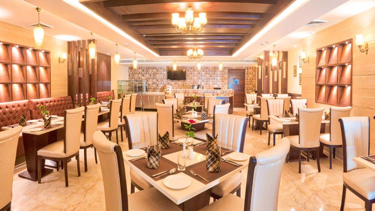 The Grand Ambassador Hotel Phagwāra Екстериор снимка